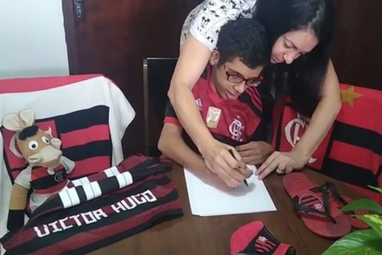 Flamengo homenageia jovens de JF, e mãe destaca iniciativa: ‘maneira de se sentirem incluídos’ 2 Victor Hugo Flamengo foto reproducao