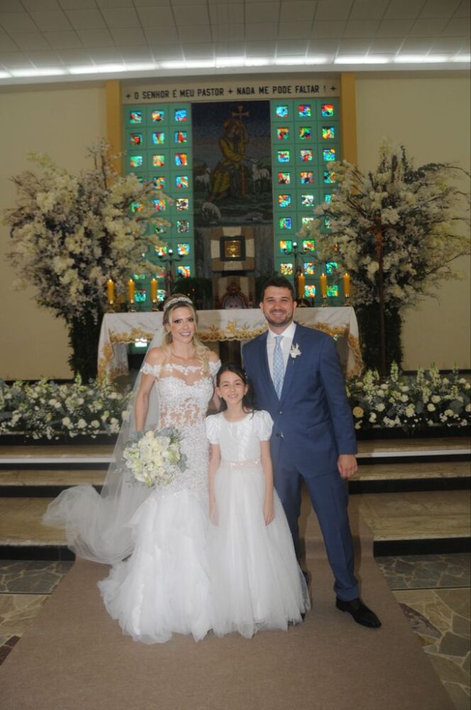 Cinthia Souza e Helio Fádel de Freitas Araujo com a daminha, Helena Freitas 3 Cinthia Souza e Helio Fádel de Freitas Araujo com a daminha, Helena Freitas, protagonistas de elegante casamento na Igreja do Bom Pastor Foto: Andréa Ottoni
