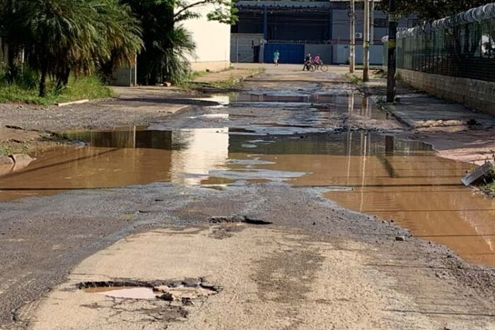 Período de chuvas aumenta a preocupação sobre o estado das vias no Distrito Industrial 1 WhatsApp Image 2021 10 05 at 22.18.41
