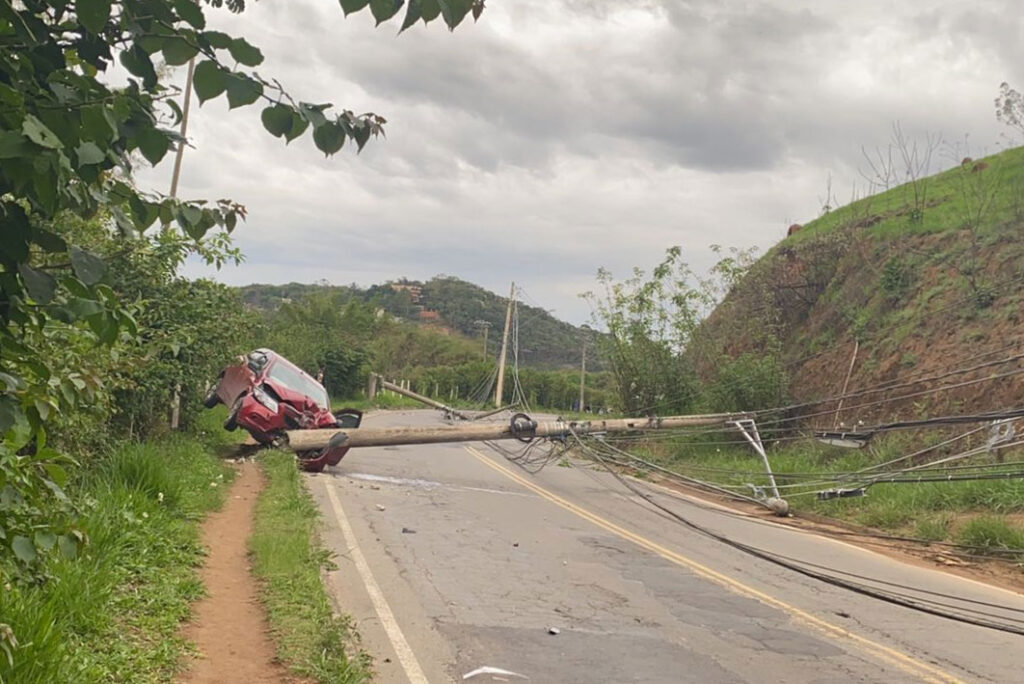 Carro bate em poste no Bairro Grama em Juiz de Fora 1 acidente grama by bombeiros