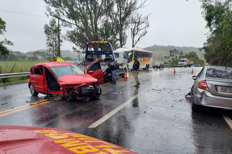 Colisão entre dois automóveis deixa cinco feridos em Santos Dumont 1 acidente 2.jpg 3