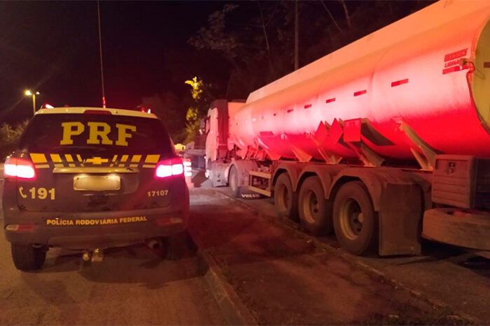 PRF apreende caminhão com 30 mil litros de etanol na BR-040 1 apreensao prf