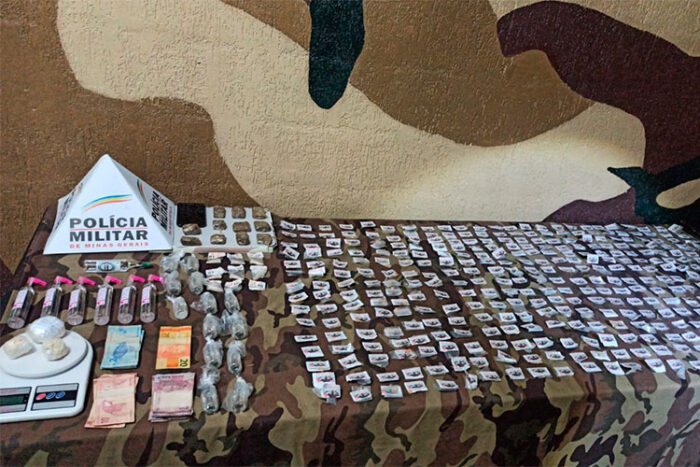 Crack, cocaína, maconha e lança-perfume são encontrados em residências no Santa Teresa 1 apreensao santateresa by pm