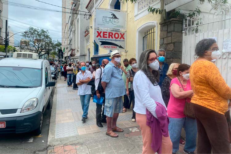 Prefeitura adianta doses de reforço para idosos com 60 anos ou mais 1 fila porta