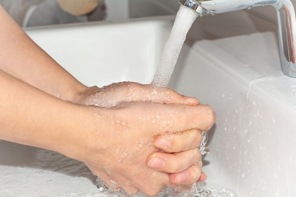 Quantas vezes você já lavou as mãos hoje? 2 hands g8b776390c 1920