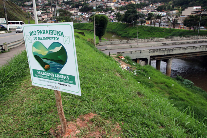 Placas de conscientização são instaladas em toda margem do Rio Paraibuna 1 lixo rio paraibuna