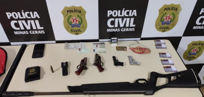 Homem é preso com munição, simulacro, cheque roubado e documentos falsos 1 materiais roubados Divulgacao Policia Civil
