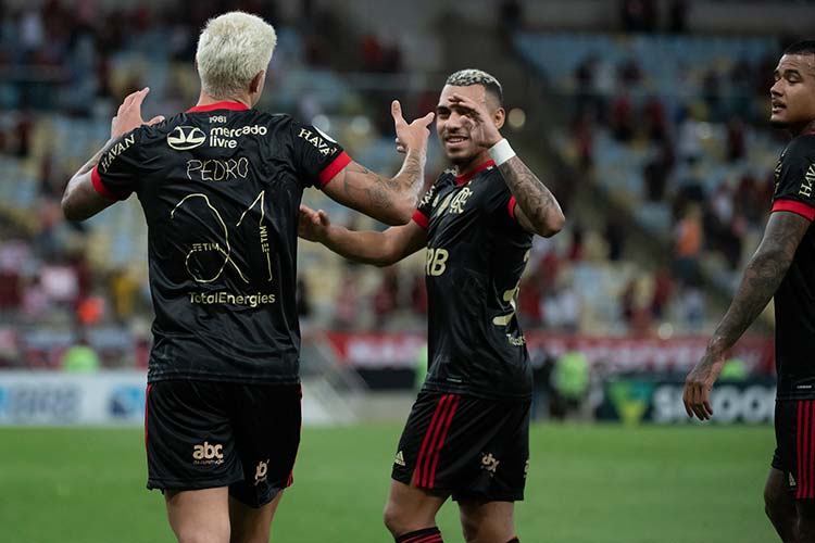 Flamengo homenageia jovens de JF, e mãe destaca iniciativa: ‘maneira de se sentirem incluídos’ 4 pedro camisa do flamengo by alexandre vidal CRF
