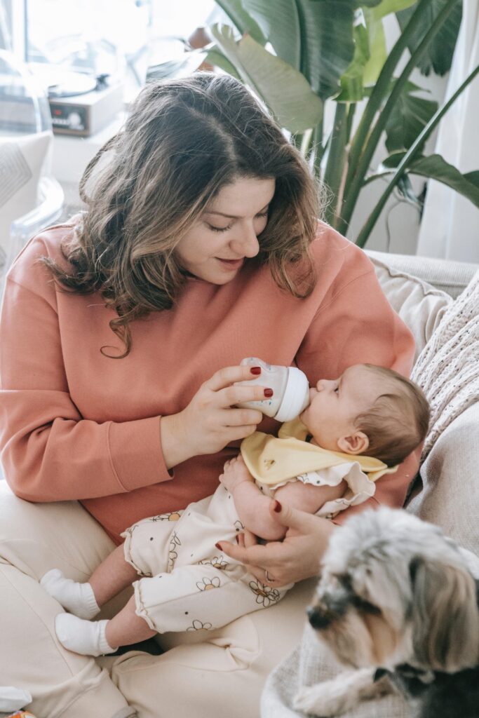Substituir o leite materno por fórmulas lácteas artificiais causa efeitos adversos na saúde cardiovascular das crianças. 2 pexels sarah chai 7282772 min 1