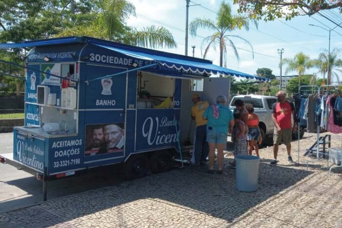 Projeto solidário vicentino, que atende pessoas em situação de rua, ofereceu mil banhos 1 vicentinos 1
