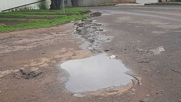 Vazamento de esgoto percorre ruas do Parque Jardim da Serra 1 vu28.10