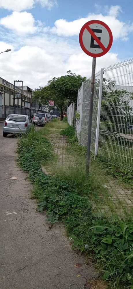 Leitor reclama de mato alto em UBS do Bairro Industrial 1 vu29.10