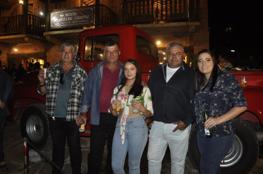 1 Jose Ernesto de Paula Sebastiao Vicente de Paula e o anfitriao Israel Campos com as filhas Yasmin e Maira Resende Campos Foto Benito Maddalena