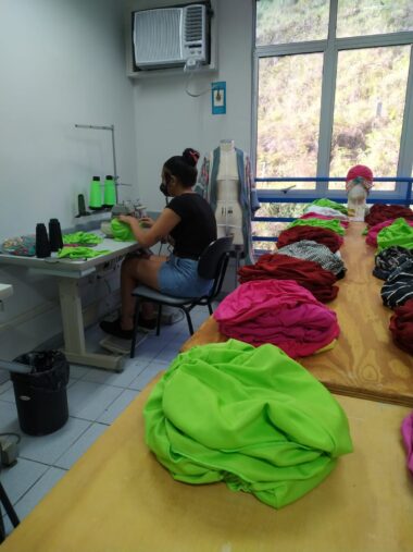 Ateliê de Moda da Estácio entrega turbantes para pacientes da Ascomcer 1 2turbantes ascomcer by estacio e1637935123455
