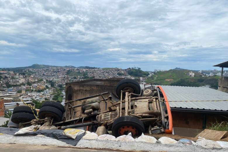 Empresa inicia preparativos para retirar caminhão que tombou Bairro Parque Burnier 1 4caminhao tombado by betta e1638286601848