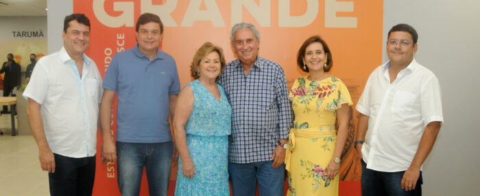 Neusa e Nei Neves da Silva com os filhos Gustavo, Fábio, Fernanda e Eduardo na inauguração do moderno centro distribuidor da Tarumã/Ambev, na BR-040 1 Neusa e Nei Neves da Silva com os filhos Gustavo, Fábio, Fernanda e Eduardo na inauguração do moderno centro distribuidor da Tarumã/Ambev, na BR-040 FOTO: Andréa Ottoni