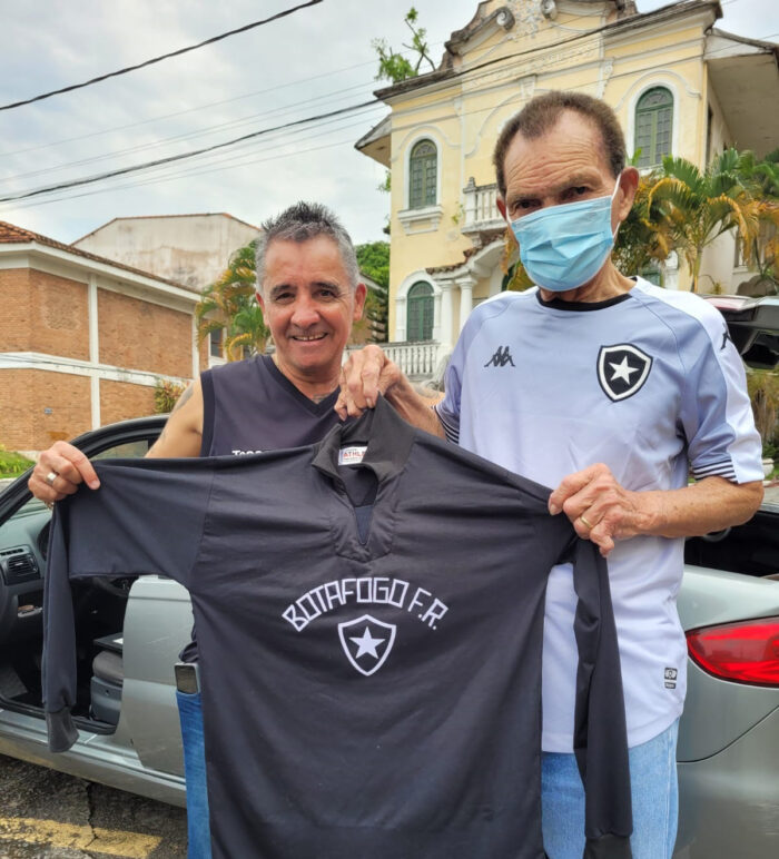 O desembargador Marco Aurélio Ferenzini com o ex-deputado Sílvio Abreu Júnior - agraciado com a “Medalha Desembargador Hélio Costa” 2 Beto Mateus e o ex-goleiro Manga, um dos ídolos do Botafogo, clicados no Retiro dos Artistas algumas horas antes da festa de entrega da taça de Campeão Brasileiro da série B, no Estádio Nilton Santos