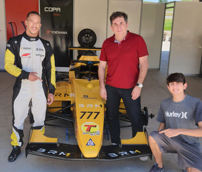 Neusa e Nei Neves da Silva com os filhos Gustavo, Fábio, Fernanda e Eduardo na inauguração do moderno centro distribuidor da Tarumã/Ambev, na BR-040 2 O piloto Wallace Marins, que tem o apoio da Transamérica, com o gerente comercial da Rede Tribuna, Dennis Orru e David Cerqueira clicados antes da prova de Fórmula Delta, realizada no final de semana, no Autódromo de Potenza, perto de Lima Duarte