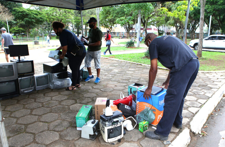 Iniciativa recolhe lixo eletrônico na praça do Bom Pastor neste sábado 1 Lixo eletronico 4 fernando priamo scaled e1638035928983