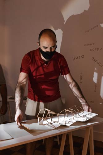 Exposição 'Mecanografia', de Fabrício Carvalho, inaugura Sala da Casa 3 mecanografias