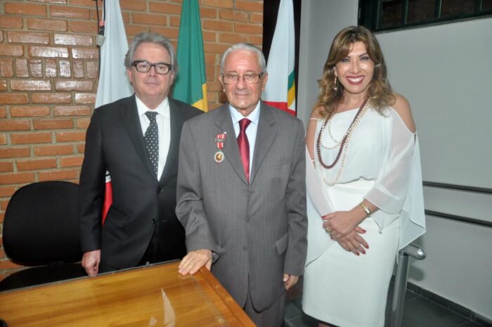 O desembargador Marco Aurélio Ferenzini com o ex-deputado Sílvio Abreu Júnior - agraciado com a “Medalha Desembargador Hélio Costa” 1 O desembargador Marco Aurélio Ferenzini com o ex-deputado Sílvio Abreu Júnior - agraciado com a “Medalha Desembargador Hélio Costa” - e a diretora do Foro de Matias Barbosa, juíza Mônica Barbosa dos Santos Foto: Andréa Ottoni