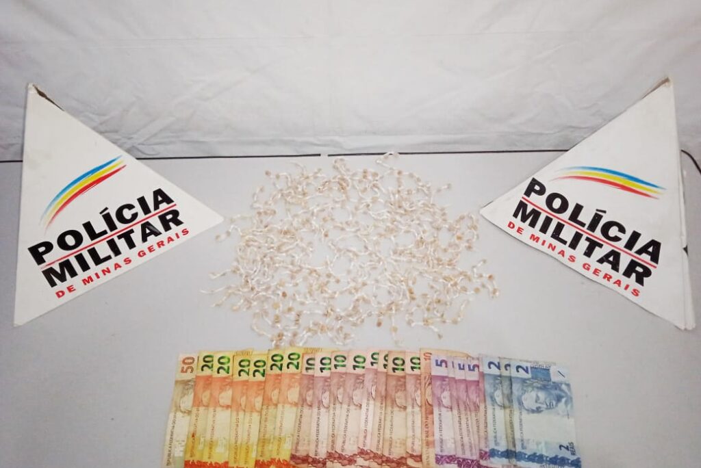 PM apreende mais de 500 pedras de crack em Guarará 1 acao da PM em guararara apreensao de crack by pmmg e1636636466194