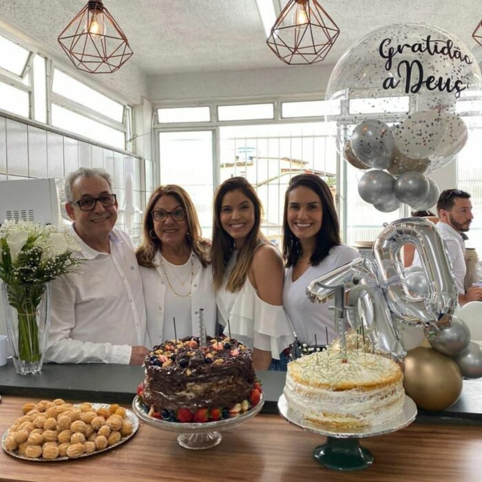 José Roberto e Vera Schincariol com as filhas Roberta e Júlia na dupla comemoração dos 70 anos dele e dos 45 da marca de roupas Black Skin, em São João Nepomuceno 