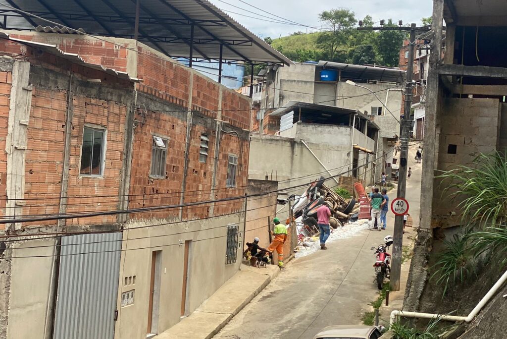 caminhao tombado by betta e1638286460867