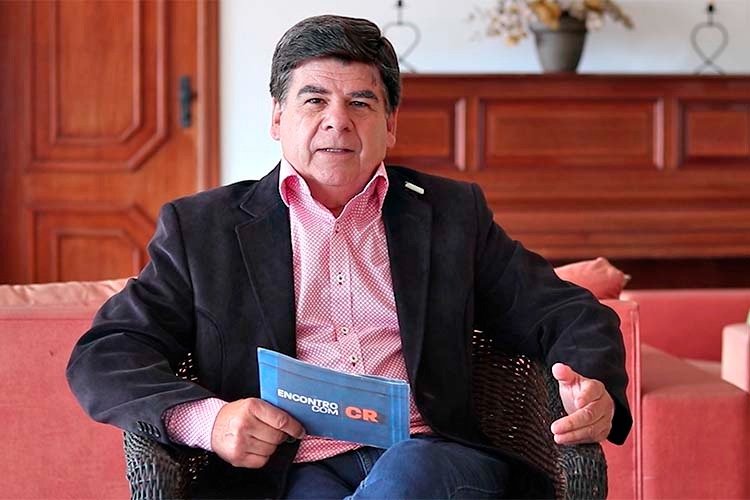 Imagem: Cesar Romero recebe o dentista e colecionador de arte Eduardo Brigolini