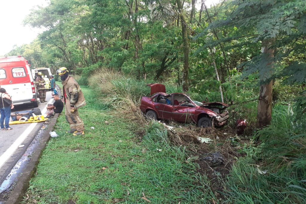Duas pessoas morrem após carro bater em árvore na rodovia BR-040 em Ewbank da Câmara 1 grave acidente na br 040 e1638050378992