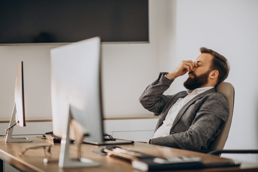Burnout e a Geração Y: como os Millennials são afetados pelo esgotamento mental 2 handsome business man working at the desk