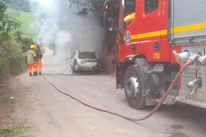 Bombeiros apagam incêndio em veículo em Torreões 1 incendio carro torreoes