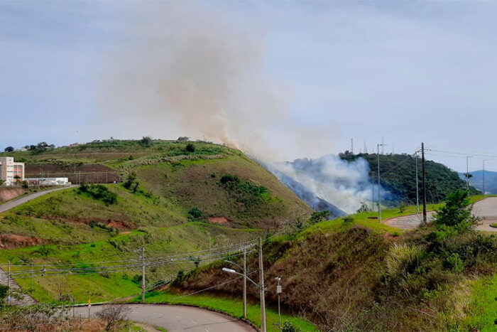 Fogo consome área de 15 mil metros quadrados em Juiz de Fora 1 incendio ufjf by del