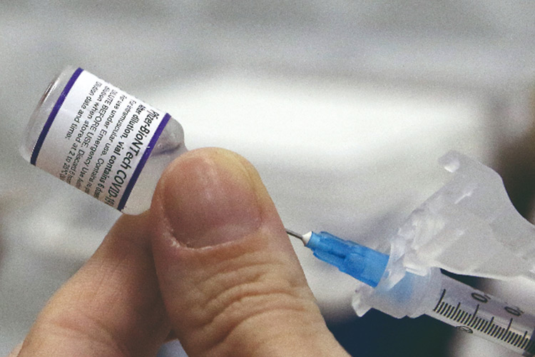 Quarta dose da vacina contra a Covid será autorizada para pessoas a partir dos 50 anos 1 vacina pfizer coronavirus capa covid by fernando