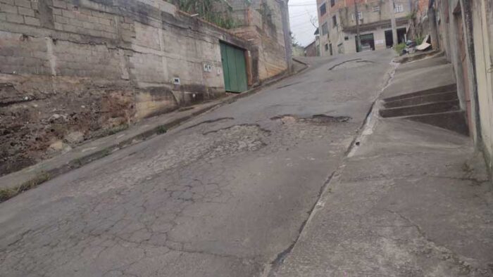 Moradores reclamam de buracos e mato alto em rua do Sagrado Coração 1 vu10.11