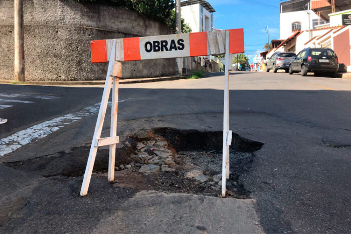Buraco gera insegurança em motoristas no Bairro São Pedro 1 vu 04 11