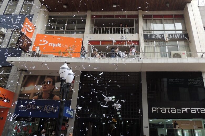 Em homenagem a Zé Kodak, Calçadão recebe chuva de papel picado 1 3chuva de papel by ze kodak e1640965340322