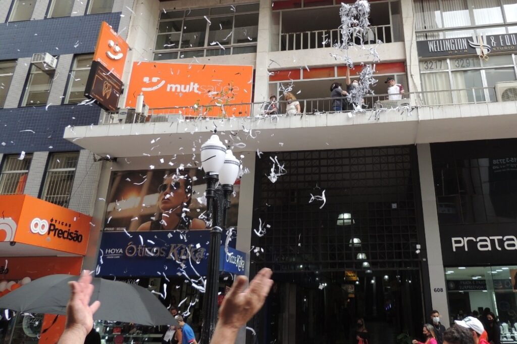 Em homenagem a Zé Kodak, Calçadão recebe chuva de papel picado 2 5chuva de papel by ze kodak e1640965187897