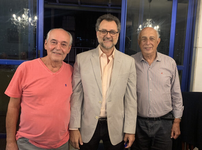 A 'chef' Marina Lopes e Aline Lopes Padilha na movimentada tarde no Privilège 2 O renomado cirurgião José Antônio Chehuen, ladeado pelos seus padrinhos/confrades Luiz Alberto Campos e Thales Ramos, no jantar de posse da Academia Rio Branco