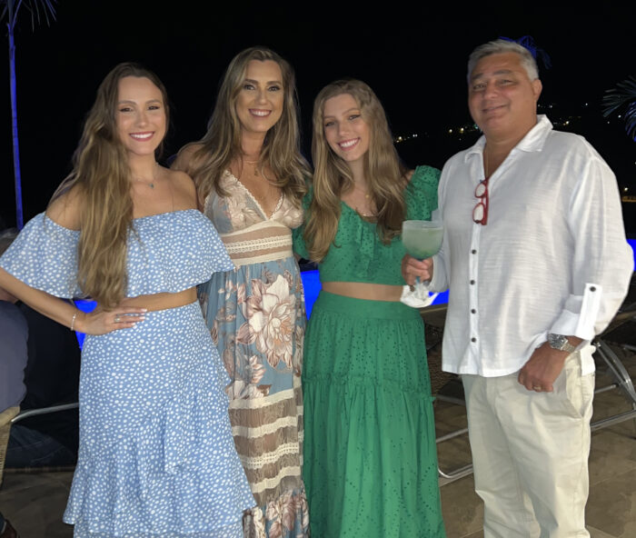 A aniversariante Bianca Zacarias ladeada pelas filhas Luiza e Isabella e Cirinho em noite de festa no Portal do Aeroporto 1 A aniversariante Bianca Zacarias ladeada pelas filhas Luiza e Isabella e Cirinho em noite de festa no Portal do Aeroporto