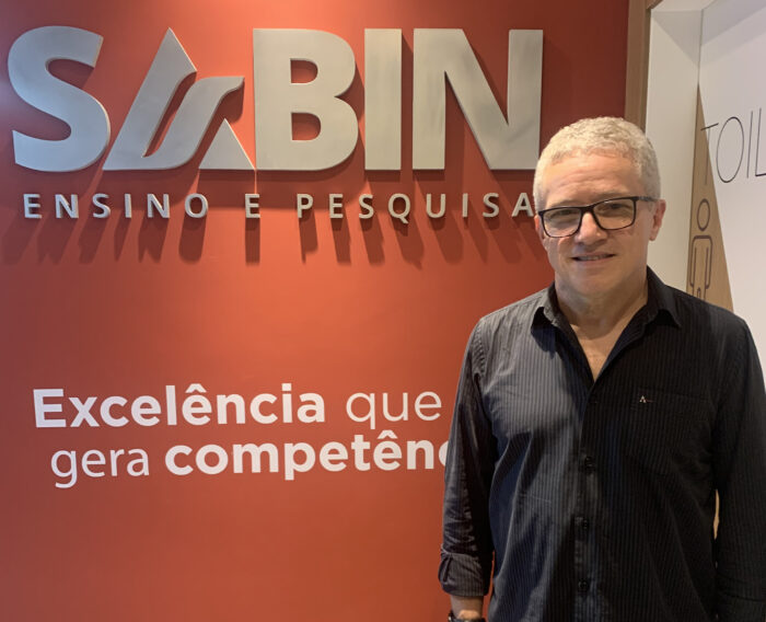Com agenda sempre cheia nas presidências do Hospital Albert Sabin, da Agência de Desenvolvimento de Juiz de Fora e do Instituto Albert Sabin, Célio Chagas agora também divide seu tempo com a direção do Sabin Ensino e Pesquisa 1 Com agenda sempre cheia nas presidências do Hospital Albert Sabin, da Agência de Desenvolvimento de Juiz de Fora e do Instituto Albert Sabin, Célio Chagas agora também divide seu tempo com a direção do Sabin Ensino e Pesquisa. Em plena atividade, o novo núcleo de cursos de especialização e pós-graduação - com oito opções - ocupa um moderno e bem montado espaço projetado pelo arquiteto Reinaldo Almeida, anexo ao hospital