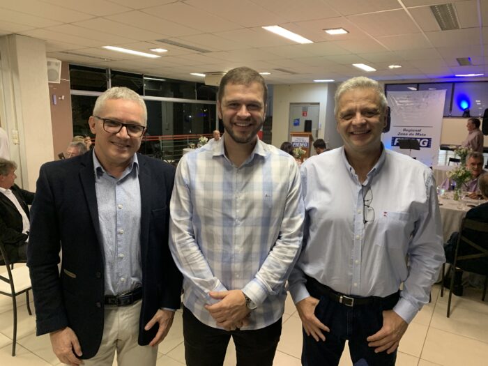 Neylson e Geise Almeida com os filhos Gabriel, Gustavo, Giovana e a aniversariante Geórgia 2 Célio Chagas, o deputado Charles Evangelista e Carlos Augusto Bandeira Moraes em recente jantar na Fiemg Regional