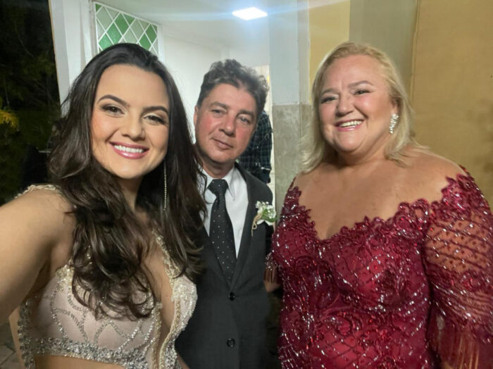 Clara de Oliveira Menon, formanda em medicina pela UFJF, com os pais Wilson e Cristine Dias de Oliveira Menon no dia 'D' de Luiza e Paulo Vitor Dias Zaidem, em Três Rios (RJ) 1 Clara de Oliveira Menon, formanda em medicina pela UFJF, com os pais Wilson e Cristine Dias de Oliveira Menon no dia 'D' de Luiza e Paulo Vitor Dias Zaidem, em Três Rios (RJ)