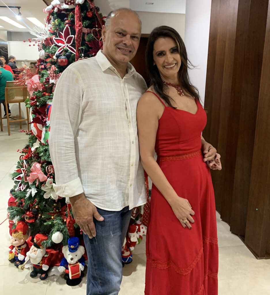 Cláudio e Gisela Vianna da Silva foram anfitriões de finíssimo jantar de fim de ano, no apê de cobertura da Oswaldo Aranha 1 Claudio Ferreira da Silva e Gisele 141221 enviada pelo Cesar Romero IMG 7162 e1639517173104