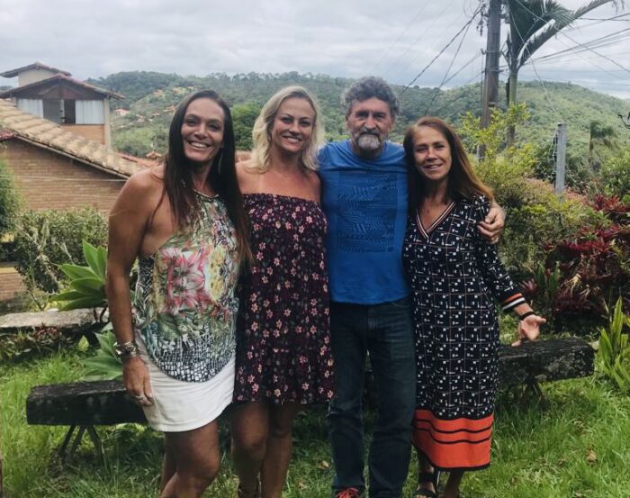 Patrícia Valle mostra seu charme na despedida de 2021 5 Em Ibitipoca, Beatriz Campomizzi recebeu para um simpático almoço em torno de Simone Vasconcellos e Paulo Régis Barbosa (ele, por vários anos, pilotou o departamento comercial da Globo em Juiz de Fora), que moram em Búzios (RJ). No ‘flash’, Fernanda Brasileiro, Simone, Régis e a anfitriã Bia