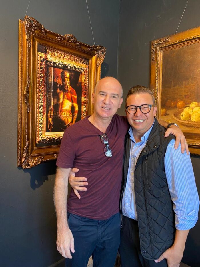 JF Por aí... 1 Expô em São Paulo: O editor de imagem da Tribuna de Minas, Fernando Priamo esteve em São Paulo com o galerista Marcelo Neves, para acertar detalhes de sua primeira exposição individual em 2022. Na foto, ao fundo, um dos belíssimos trabalhos de Priamo: “Nettuno”, releitura de uma pintura renascentista italiana, com moldura clássica barroca.