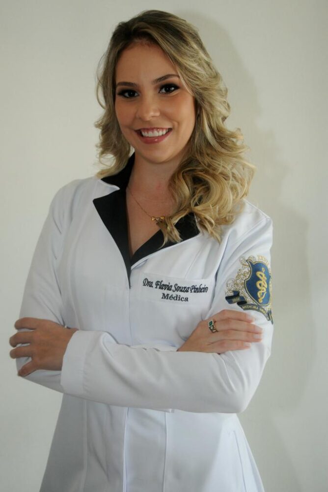 O artista Iriê Salomão, ladeado por Tatiana e Henrique Lawall, na abertura da exposição “Reencontros”, na Casa de Minas 2 Flávia Souza Pinheiro colou grau em medicina pela Unipac e pretende seguir os passos do saudoso avô José Raphael de Souza Antunes Foto: Andréa Ottoni