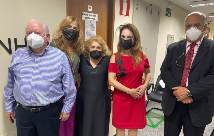 Patrícia Valle mostra seu charme na despedida de 2021 6 O desembargador aposentado do TRT, José Miguel de Campos, a diretora da 2ª Vara do Trabalho, Mariléia Bedendo Paiva, dona Ondina de Souza Coutinho, a juíza do Trabalho Martha Halfeld Furtado de Mendonça - representante do presidente do TRT- MG, desembargador José Murilo de Morais - e Charles de Souza Nery Coutinho na homenagem a Jean Nery Alvares Coutinho