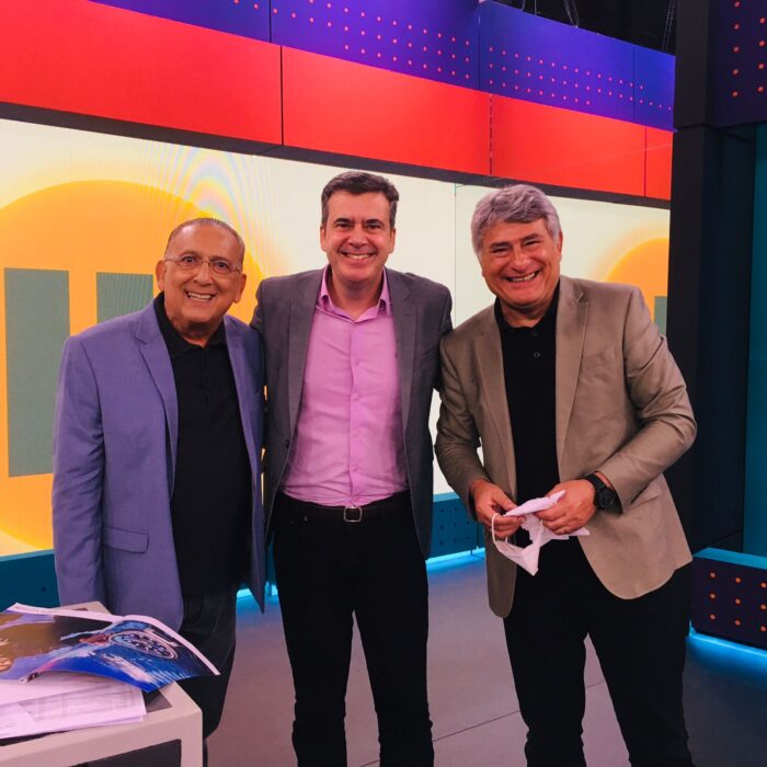 Clara de Oliveira Menon, formanda em medicina pela UFJF, com os pais Wilson e Cristine Dias de Oliveira Menon no dia 'D' de Luiza e Paulo Vitor Dias Zaidem, em Três Rios (RJ) 2 Galvão Bueno, o juiz-forano Rogério Corrêa e Cléber Machado no estúdio do “Bem Amigos”, em São Paulo