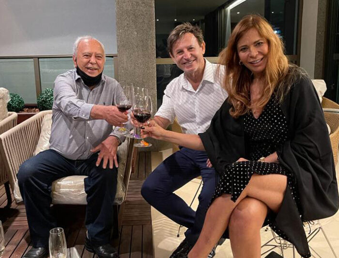 Horácio Dias, Rudi Werner (ele, 'pole position' da rede Werner Coiffeur) e Luciana Dias brindando o Natal 1 Horácio Dias, Rudi Werner (ele, 'pole position' da rede Werner Coiffeur) e Luciana Dias brindando o Natal
